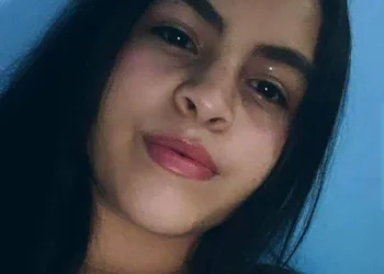 Menina é Morta Depois De Ativar Flash De Celular e Ser Confundida Com PM.