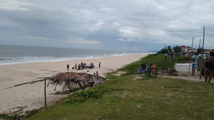 VEÍCULO INVADE FAIXA DE AREIA E ATINGE UMA PESSOA EM PRAIA DO RJ