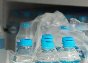 ESTUDANTES VOLTAM ÀS AULAS NO RIO E RECEBEM AGUA MINERAL