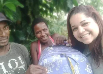 CATADORA DE RECICLÁVEIS DEVOLVE MALA DE PROFESSORA NO RIO E É SURPREENDIDA COM CESTA BÁSICA