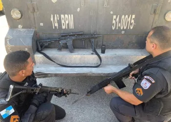 Policial é baleado no rosto em comunidade na Zona Oeste