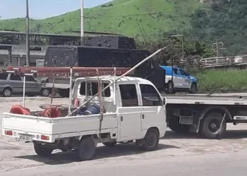 CAMINHÃO TOMBA E É SAQUEADO NA AV. BRASIL