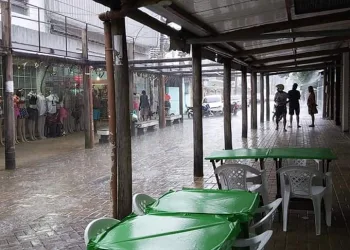 Chove forte na costa verde do Rio!! Cuidado!!