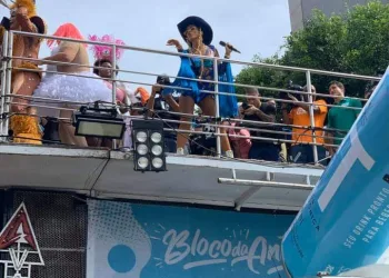 Bloco da Anitta vira baile funk, cantora vê furto e alerta a polícia