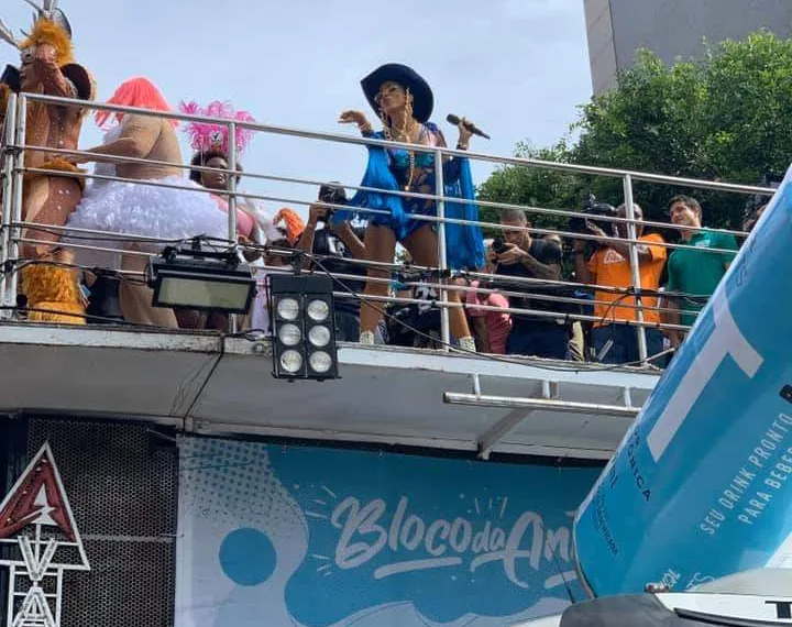 Bloco da Anitta vira baile funk, cantora vê furto e alerta a polícia