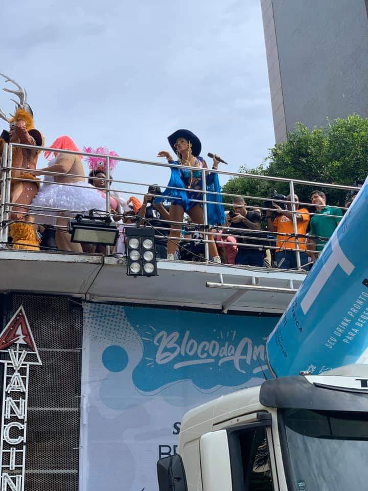 Bloco da Anitta vira baile funk, cantora vê furto e alerta a polícia