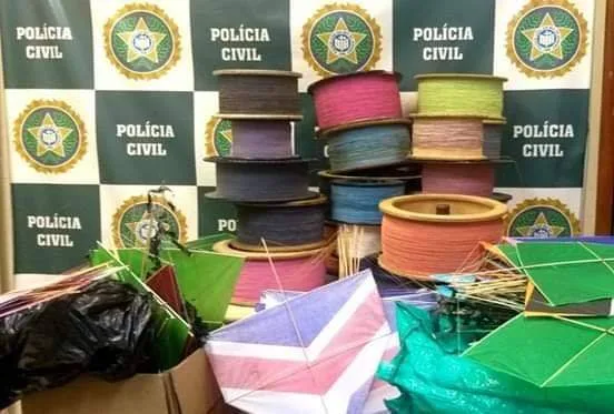 DEZOITO PESSOAS SÃO PRESAS EM BAIRRO NA ZONA OESTE  SOLTANDO PIPA COM LINHA CHILENA
