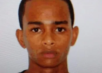 JOVEM É MORTO NA PORTA DE CASA  NO RIO