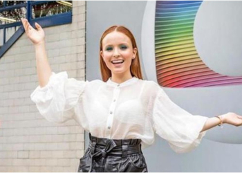 Larissa Manoela anuncia contrato com a Globo de forma inusitada e aparece como Globeleza