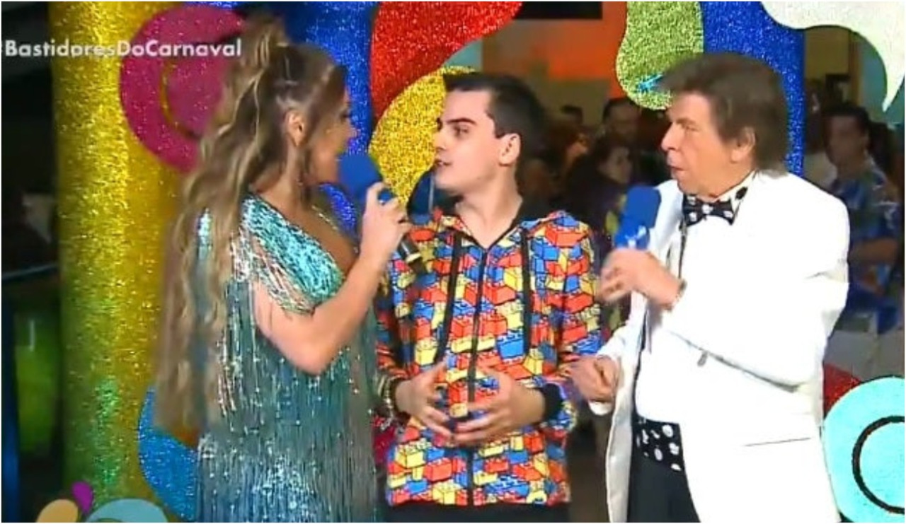 ( vídeo) Dudu Camargo agarra Simony e ao vivo tenta forçar beijo; apresntadores da RedeTV não gostaram