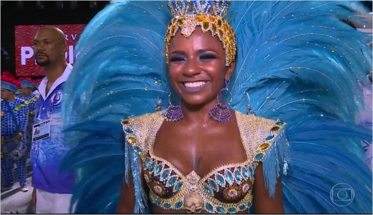 Carnaval no Rio: Maryanne Hipólito, Rainha da Cubango é traída pela fantasia e mostra demais