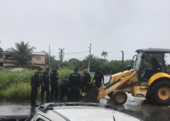 Operação da PM retira barricadas do tráfico em três comunidades de Itaguaí