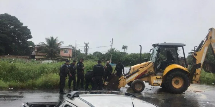 Operação da PM retira barricadas do tráfico em três comunidades de Itaguaí