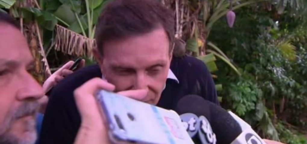 Desabrigado joga lama em Crivella, que culpou população por enchentes