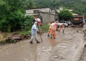 Marcelo Crivella vistou bairros da Zona Oeste atingidos pelas chuvas