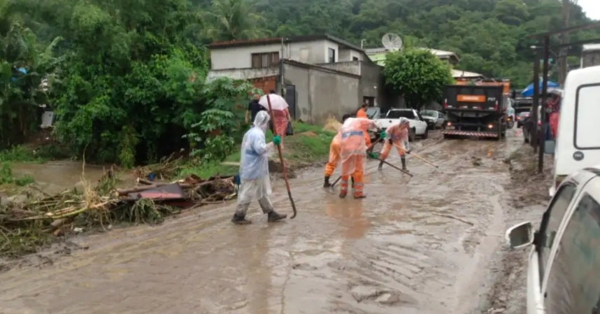 Marcelo Crivella vistou bairros da Zona Oeste atingidos pelas chuvas