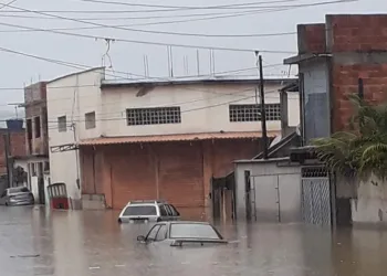 Horas depois do temporal, casas e ruas ainda estão debaixo d’água no Jardim Maravilha