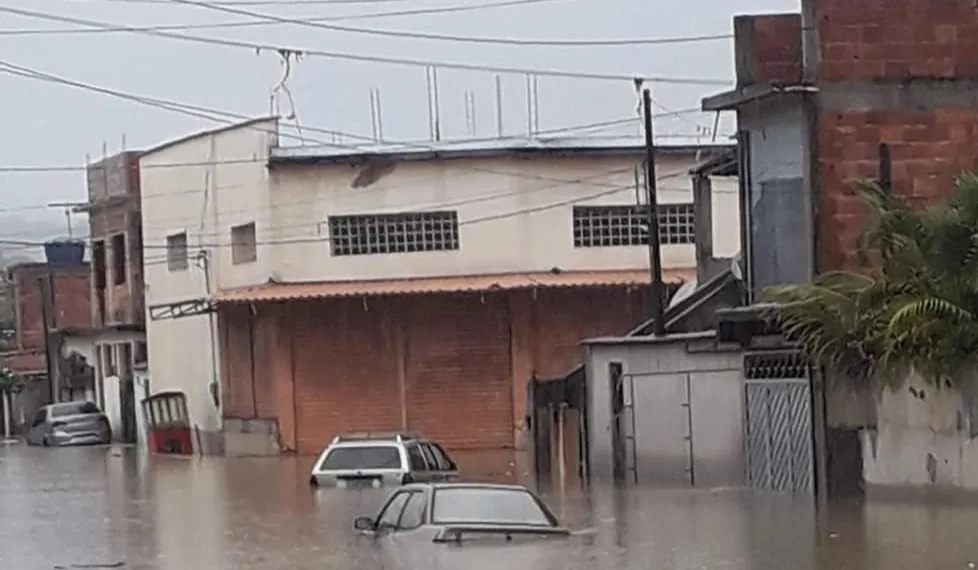 Horas depois do temporal, casas e ruas ainda estão debaixo d’água no Jardim Maravilha