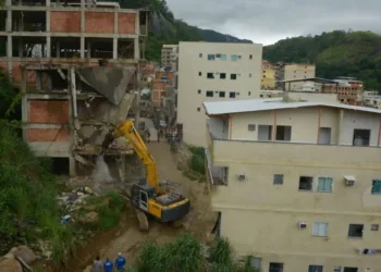 Prefeitura do Rio  demoliu  dez prédios irregulares na Zona Oeste