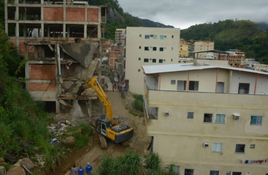 Prefeitura do Rio  demoliu  dez prédios irregulares na Zona Oeste