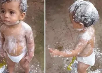 Mãe é criticada por comemorar 1 ano do filho com ovada e farinha