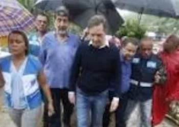 Crivella anuncia ação contra despejo de lixo em canais e encostas