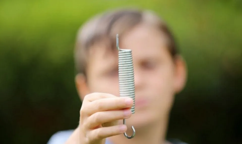 Menino de 12 anos fica com a mola do pula-pula cravada nas costas após acidente grave e pai faz alerta