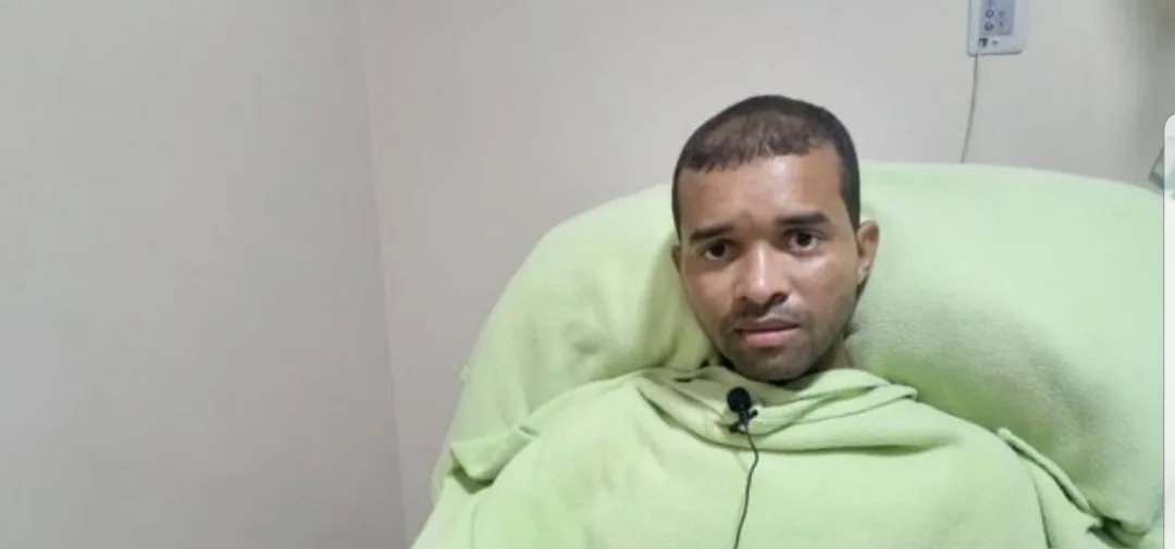 Bombeiro que salvava vidas chora para que a sua seja salva no Rio de Janeiro