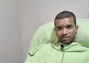 Bombeiro que salvava vidas chora para que a sua seja salva no Rio de Janeiro