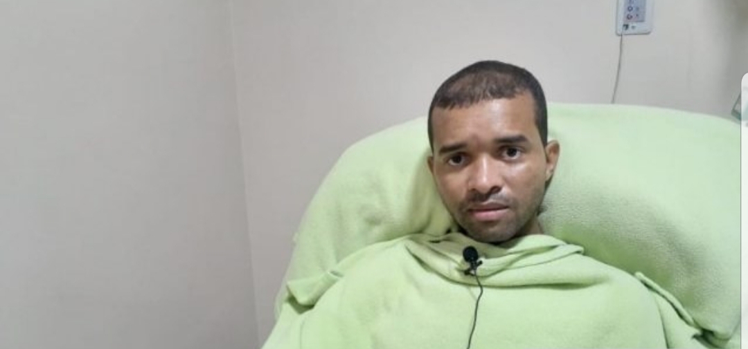 Bombeiro que salvava vidas chora para que a sua seja salva no Rio de Janeiro