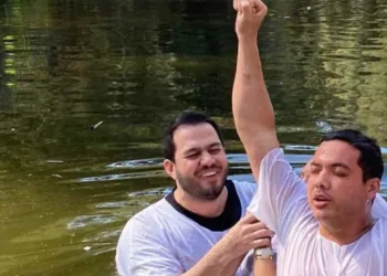 MINHA VIDA É DE JESUS’ DIZ SAFADÃO AO SER BATIZADO NO RIO JORDÃO