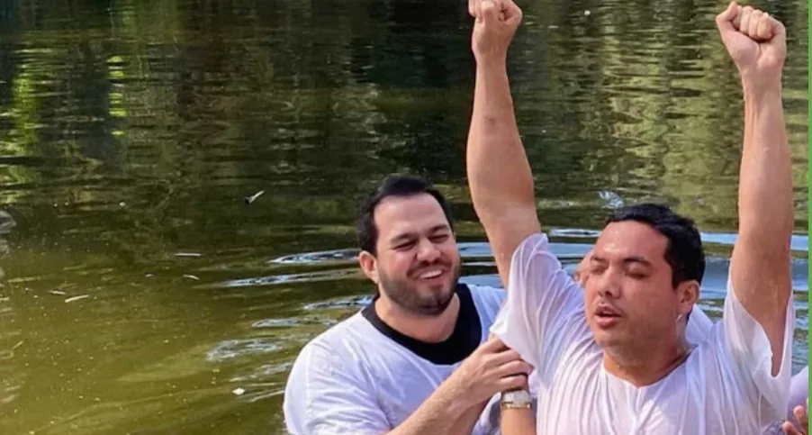 MINHA VIDA É DE JESUS’ DIZ SAFADÃO AO SER BATIZADO NO RIO JORDÃO