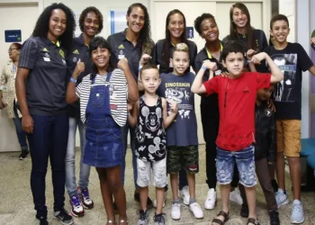 Jogadoras do time feminino do Flamengo visitam Hospital Estadual da Criança