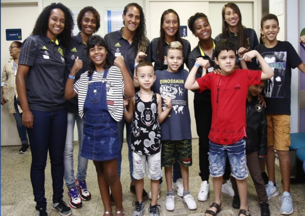 Jogadoras do time feminino do Flamengo visitam Hospital Estadual da Criança