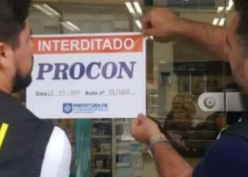 Procon fecha farmácia  por preço abusivo na venda de álcool em gel