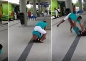 Video: Dois homens saem no tapa por causa de um espirro em terminal de ônibus