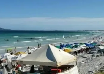 PRAIAS DE CABO FRIO E ARRAIAL FICAM LOTADAS MESMO COM ALERTA PARA CONTER O CORONAVÍRUS