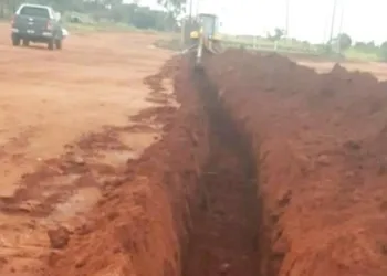 com medo dos brasileiros, paraguaios tomam medida desesperada e cavam valas