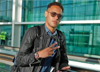 Neymar é flagrado fazendo compras em supermercado, em meio a pandemia do coronavírus