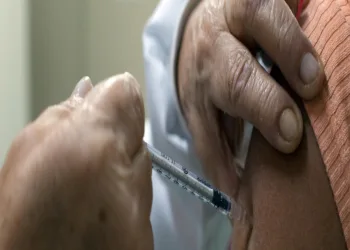 Idosos serão os primeiros a receber vacina para gripe na campanha que começa segunda (23/3)