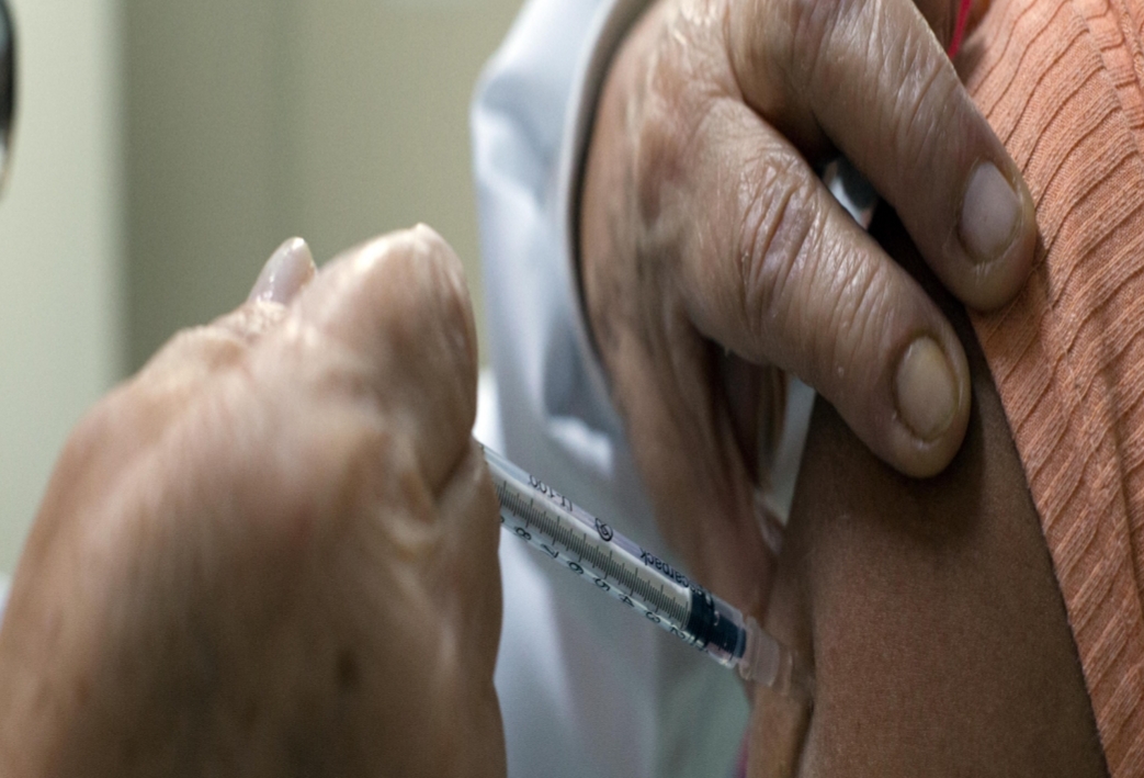 Idosos serão os primeiros a receber vacina para gripe na campanha que começa segunda (23/3)