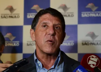 O médico infectologista David Uip, de 67 anos está com coronavirus