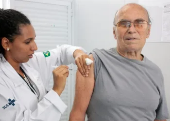 Rio em 238 locais de vacinação contra a gripe; Público alvo já é atendido em postos do Detran, em sistema drive-thru
