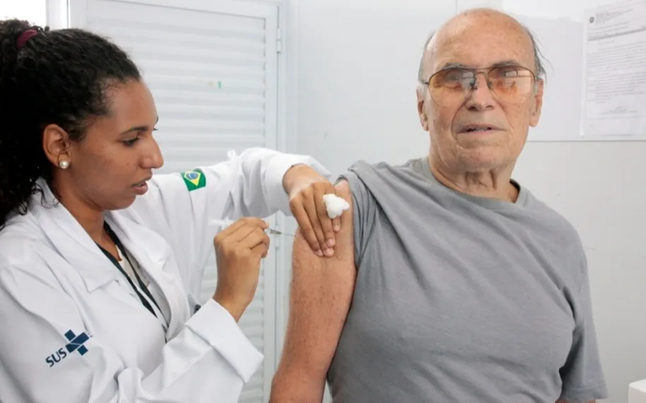 Rio em 238 locais de vacinação contra a gripe; Público alvo já é atendido em postos do Detran, em sistema drive-thru