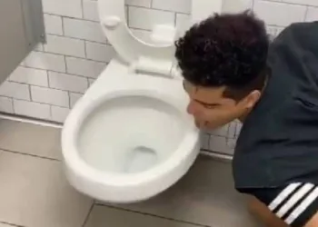 Influenciador contrai coronavírus após lamber vaso sanitário