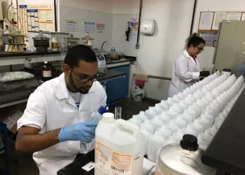 Instituto de Química da Uerj produz álcool para atender demanda da universidade
