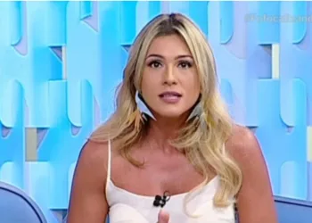 Lívia Andrade é afastada do Fofocalizando após espalhar fake news sobre a Igreja Universal