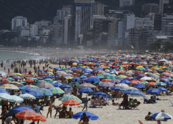 Praias do Rio registraram grande movimentação mesmo com decreto proibindo aglomerações
