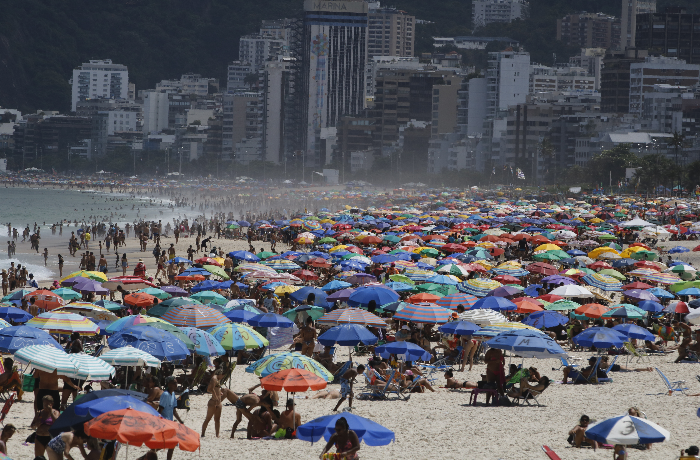 Praias do Rio registraram grande movimentação mesmo com decreto proibindo aglomerações