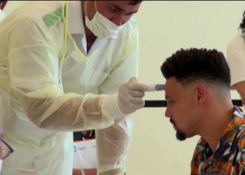 Após apelo da OMS para testes em massa, Brasil mantém foco nos casos graves